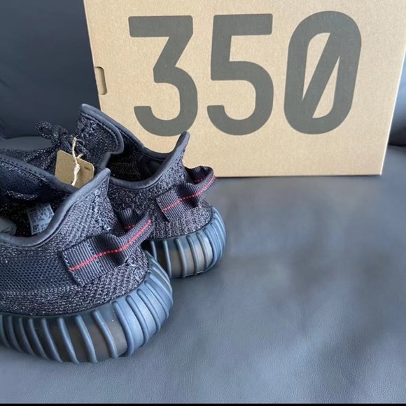 Yeezy Boost 350 V2 men\'s shoes